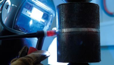 Bild Mitarbeiter:in der SEF beim schweißen